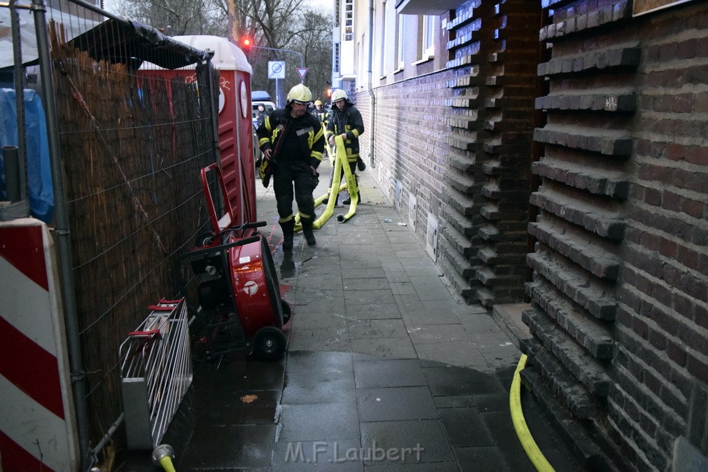 Feuer 2 Y durch Weihnachtsbaum  Koeln Ehrenfeld Alpenerstr P23.JPG - Miklos Laubert